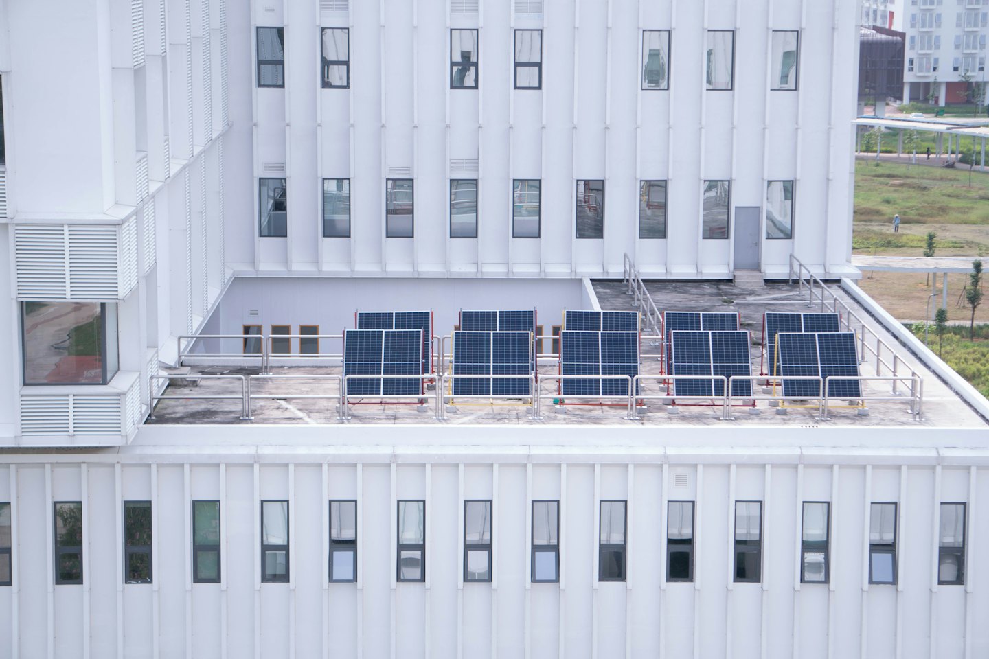Pannelli solari blu coprono il tetto di un edificio bianco.